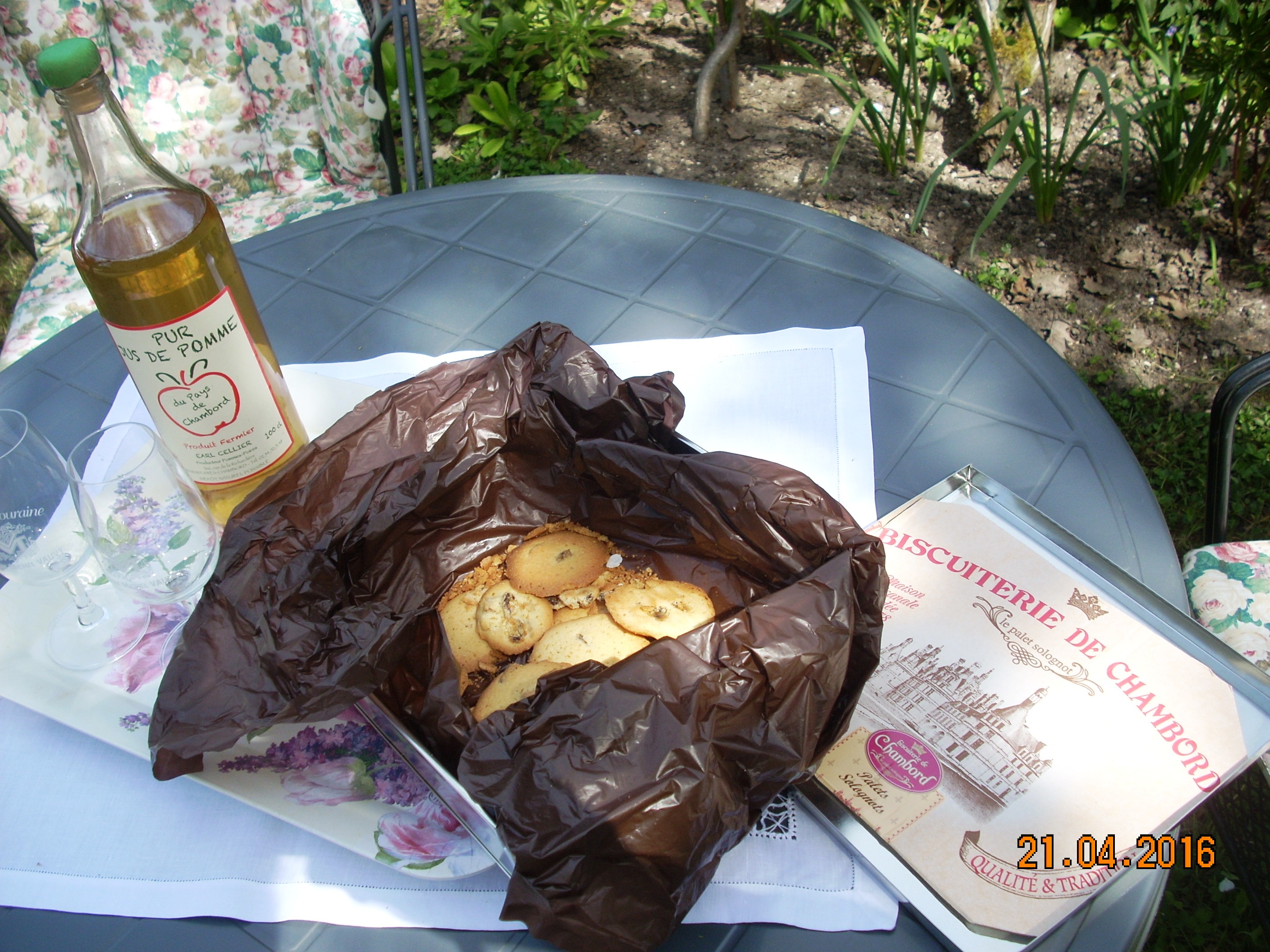 Maison d'hôtes La Renaissance – Gouter biscuit de chambord, jus de pomme local, Blois, Saint-Gervais-la-Forêt