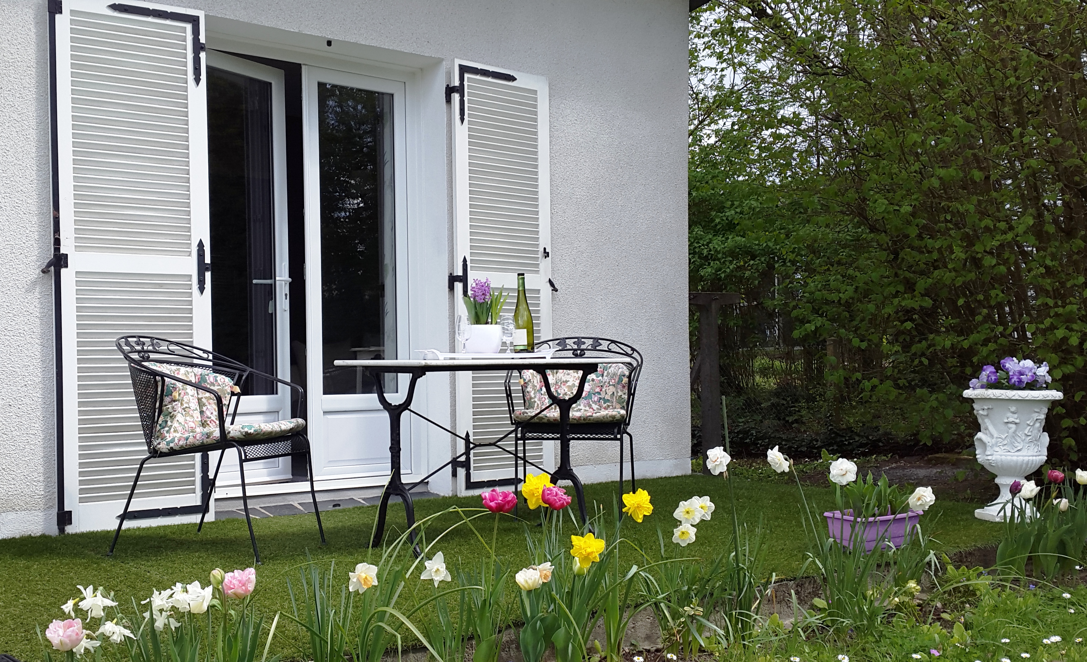 La Suite – jardin fleuri vu de la terrasse, La Renaissance