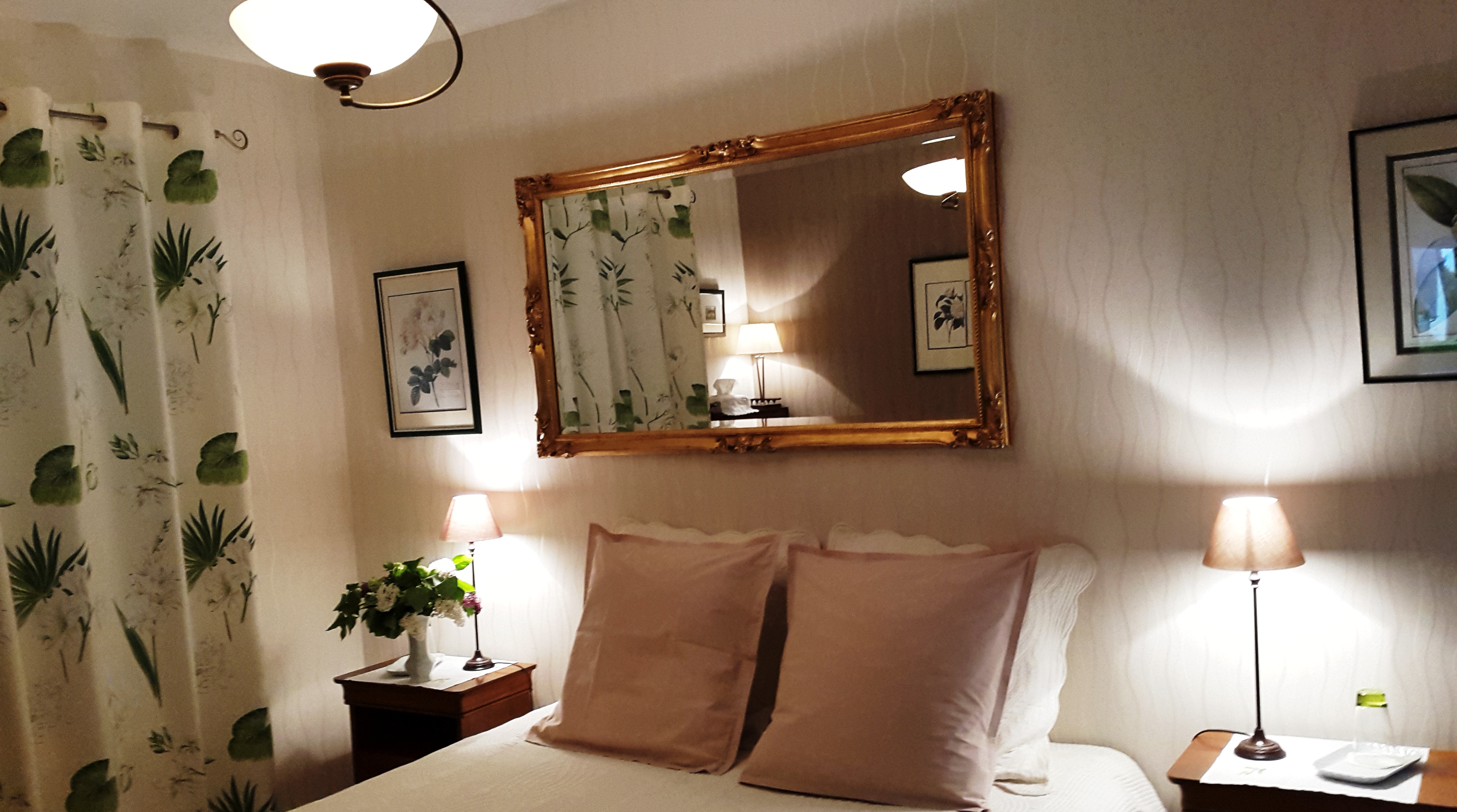 La Suite – terrasse privée avec vue sur le jardin fleuri, Val de Loire